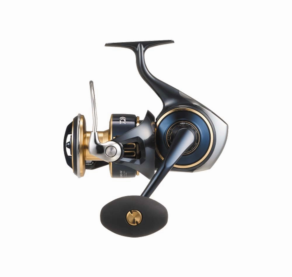 Daiwa 25 Saltiga Spin Reel With FREE Limited Edition Saltiga Cuddler 185F Stick Bait (While Stocks Last)